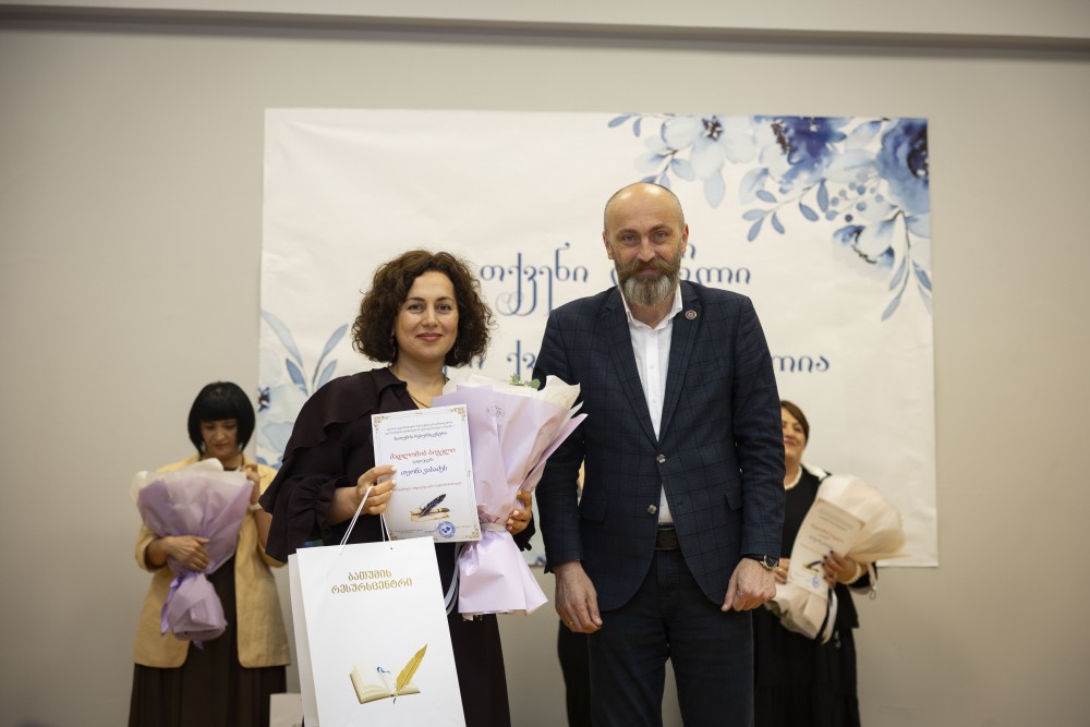 ჯილდოები წარმატებულ და ღვაწლმოსილ პედაგოგებს 