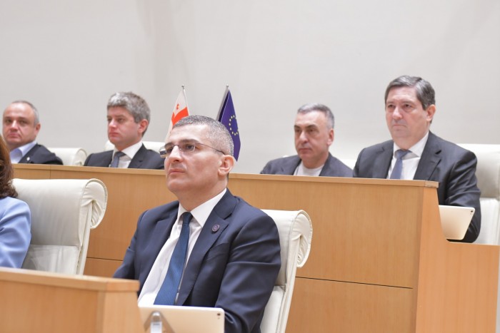 დავით გაბაიძე, პარლამენტში, პრემიერ-მინისტრის ანგარიშის მოსმენას დაესწრო