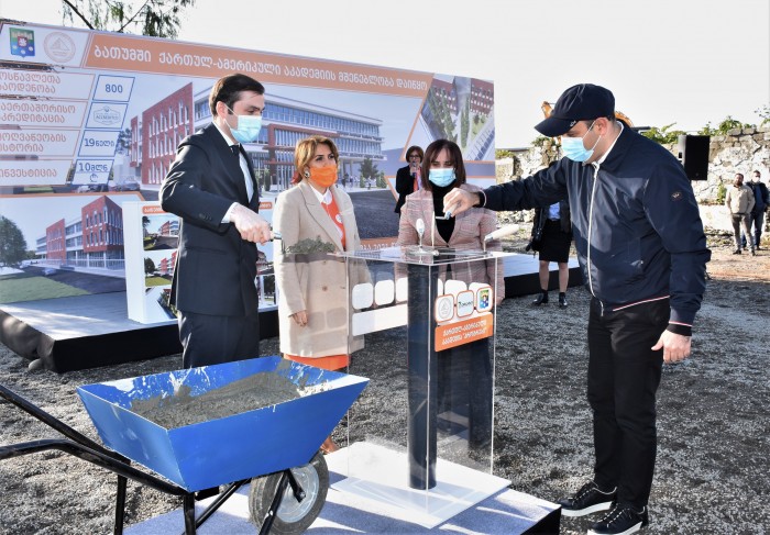 ლადო მგალობლიშვილი ბათუმში ქართულ-ამერიკული აკადემიის საძირკვლის ჩაყრას დაესწრო