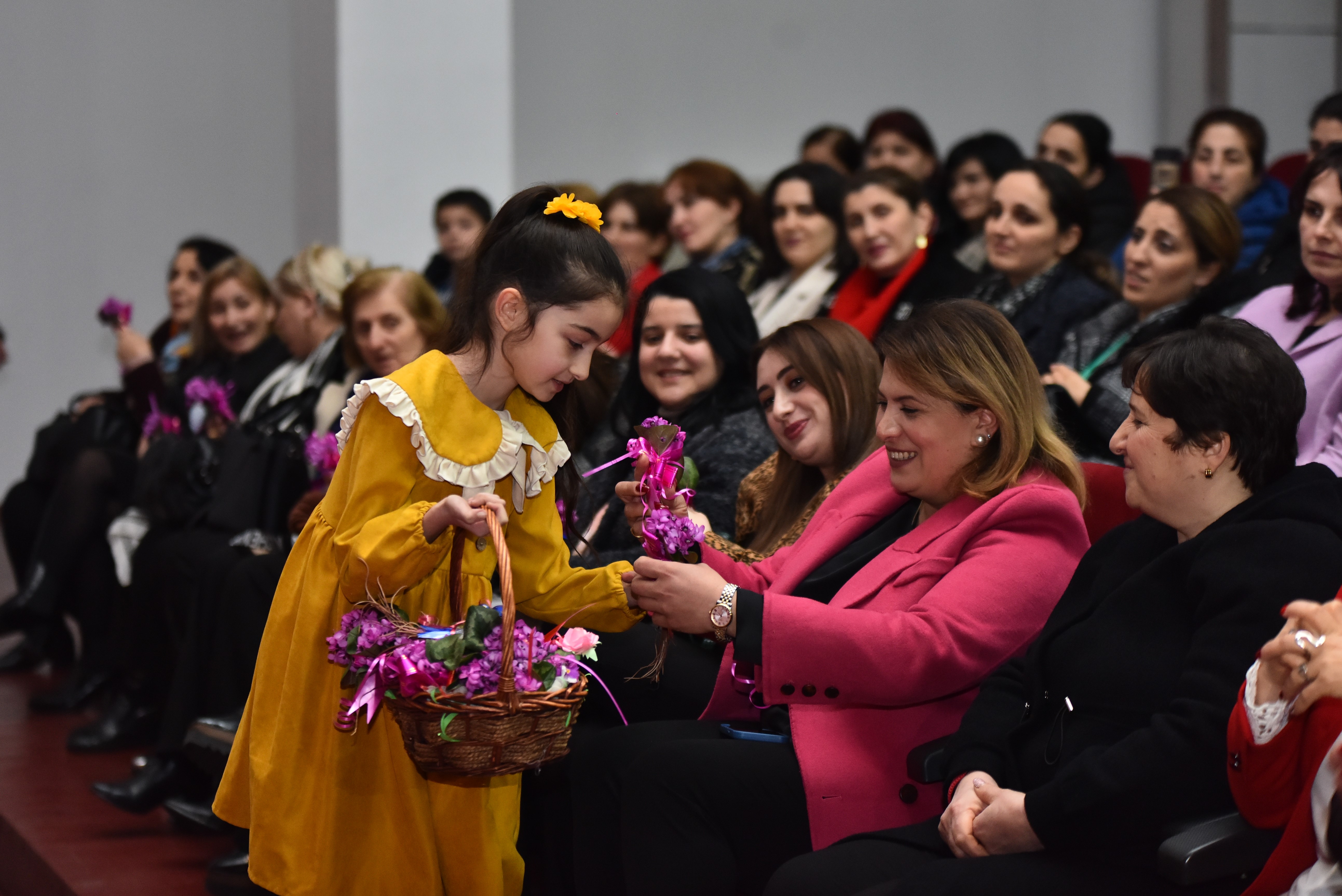 ფრიდონ ფუტკარაძე, ხელვაჩაურის კულტურის ცენტრში, დედისა და ქალთა დღისადმი მიძღვნილ საზეიმო ღონისძიებას დაესწრო