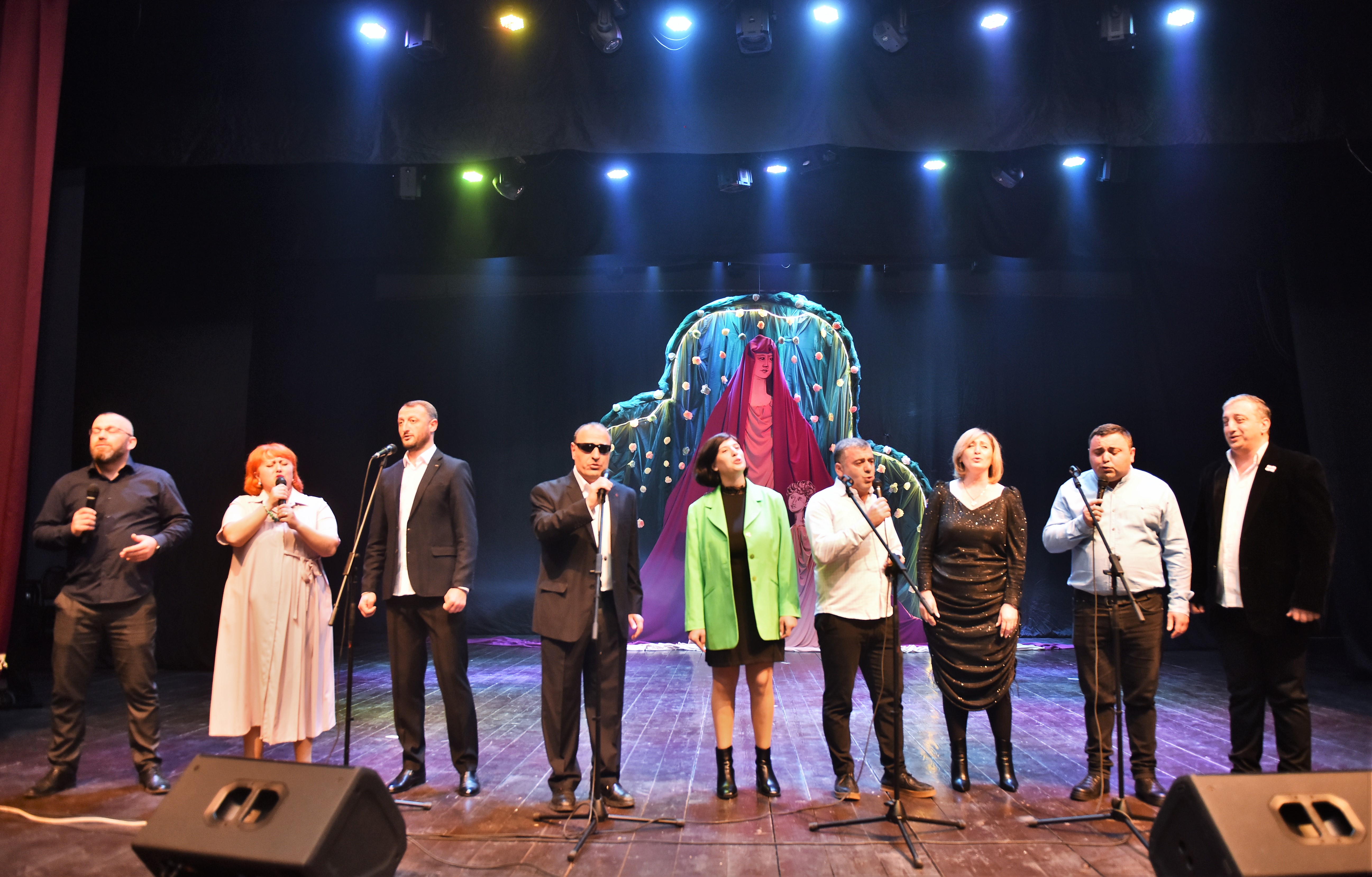 ფრიდონ ფუტკარაძე, ხელვაჩაურის კულტურის ცენტრში, დედისა და ქალთა დღისადმი მიძღვნილ საზეიმო ღონისძიებას დაესწრო