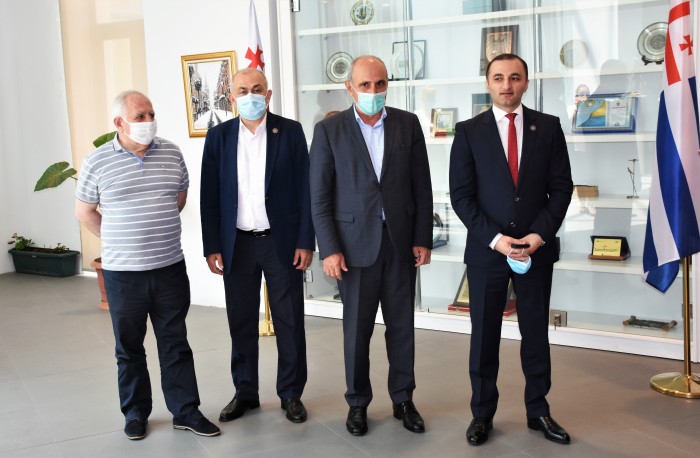 მედიკოსები უმაღლესი საბჭოს მადლობის სიგელებით დაჯილდოვდნენ