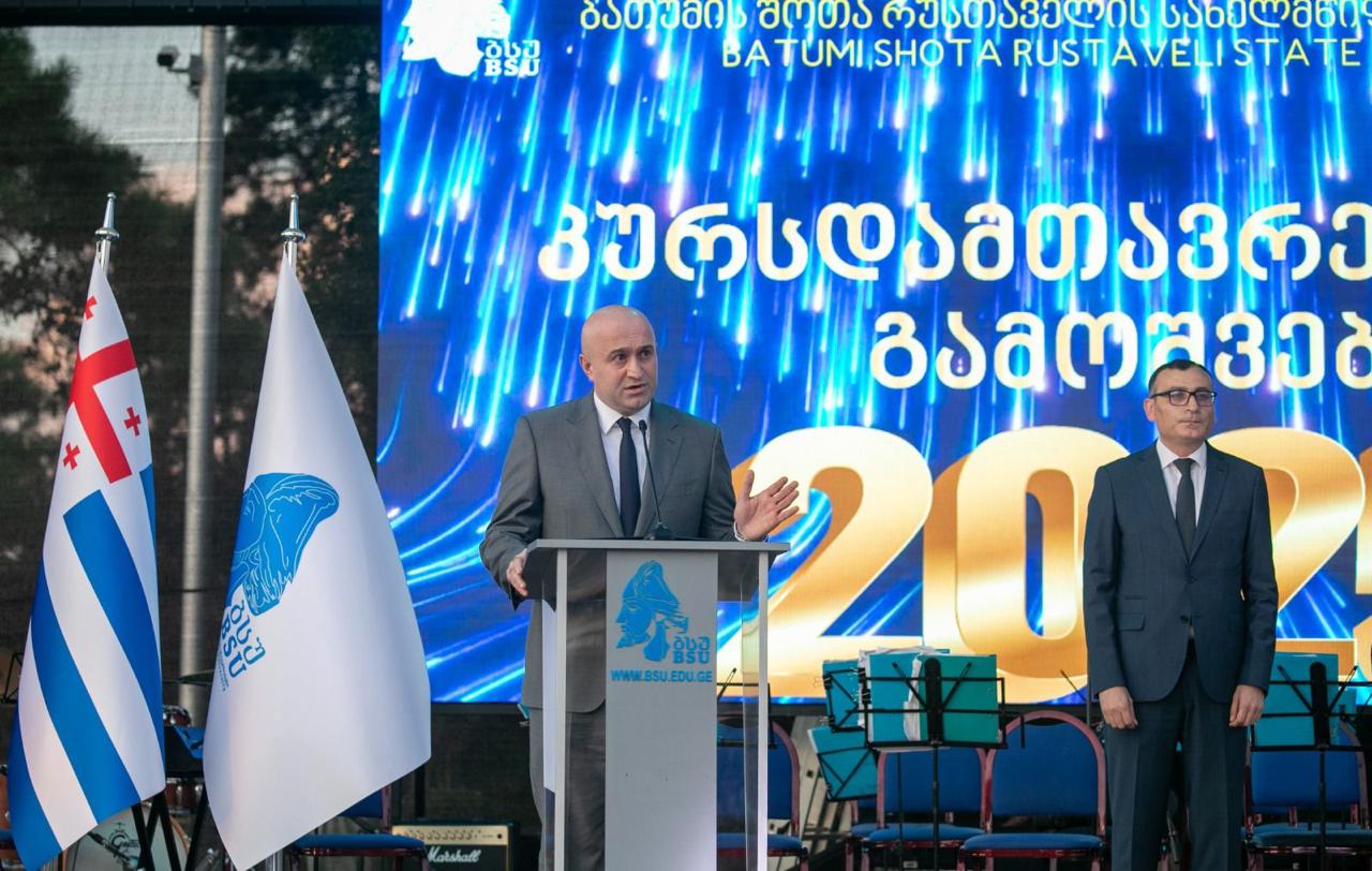 ბათუმის სახელმწიფო უნივერსიტეტში კურსდამთავრებულთა გაცილების 88-ე საზეიმო ცერემონია გაიმართა