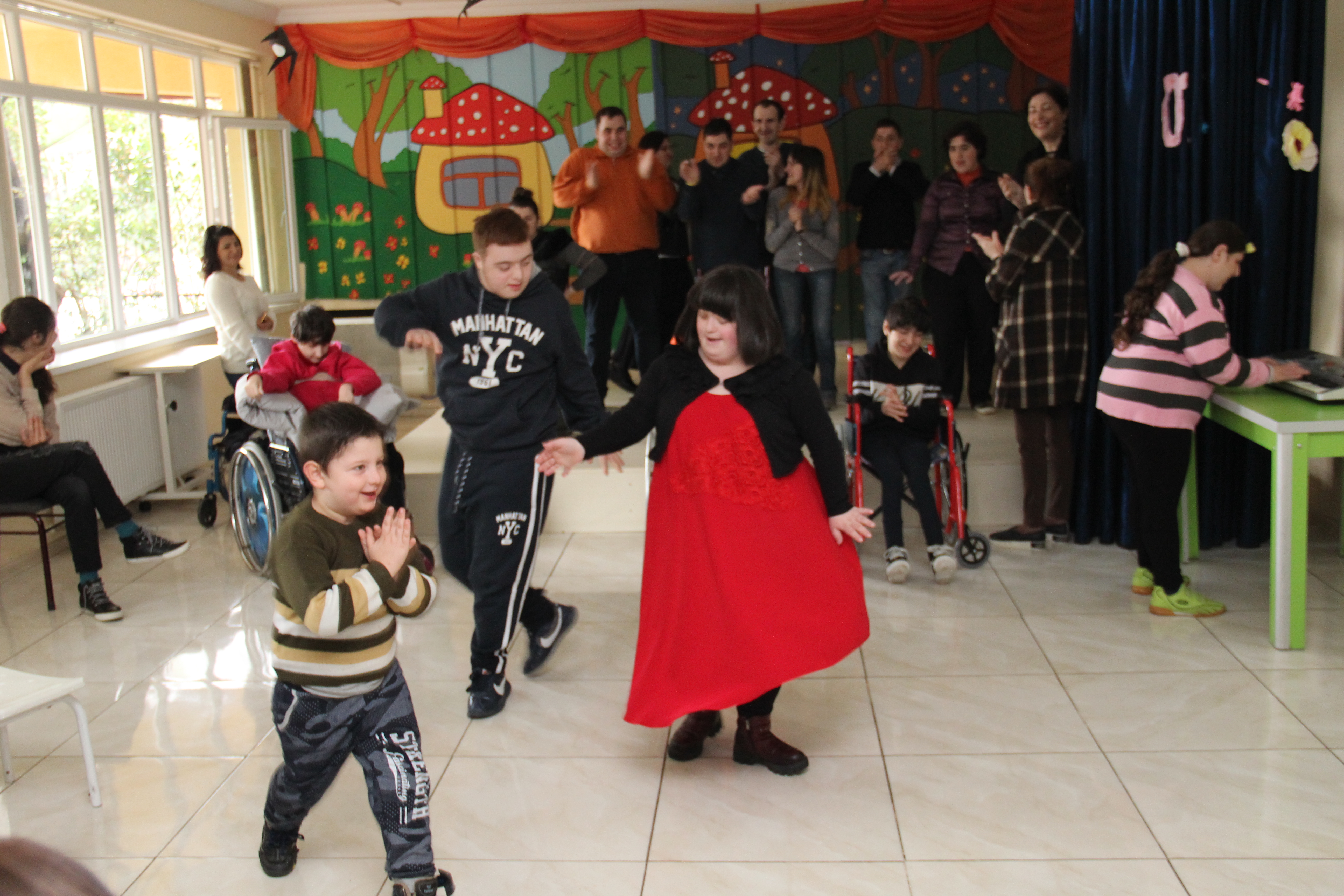 უმაღლესი საბჭოს წევრები „თანას“ აღსაზრდელებს ესტუმრნენ