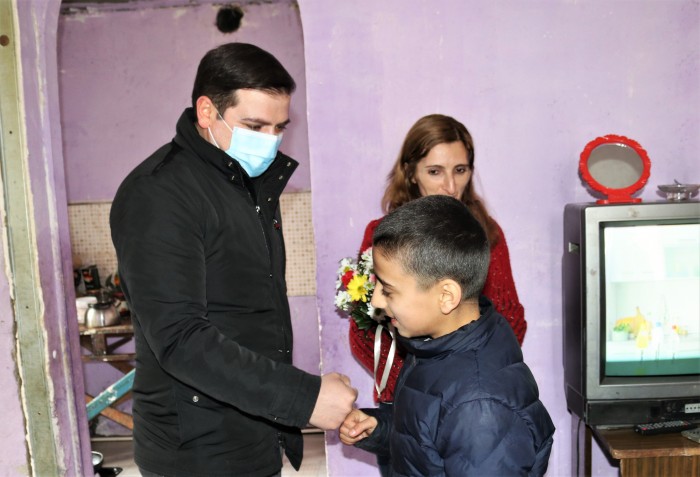 ცოტნე ანანიძემ და ფატი ხალვაშმა მრავალშვილიან დედას დედის დღე მიულოცეს