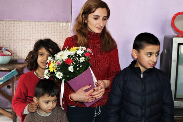 ცოტნე ანანიძემ და ფატი ხალვაშმა მრავალშვილიან დედას დედის დღე მიულოცეს