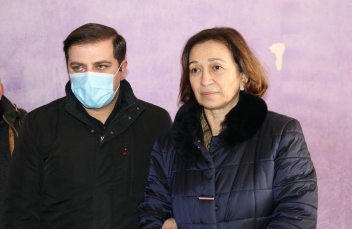 ცოტნე ანანიძემ და ფატი ხალვაშმა მრავალშვილიან დედას დედის დღე მიულოცეს