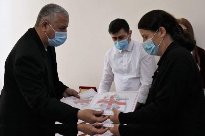 ხულოს მუნიციპალიტეტში მოღვაწე მედიკოსებს კოვიდპანდემიასთან ბრძოლაში თავდაუზოგავი შრომისათვის მადლობის სიგელები გადაეცათ