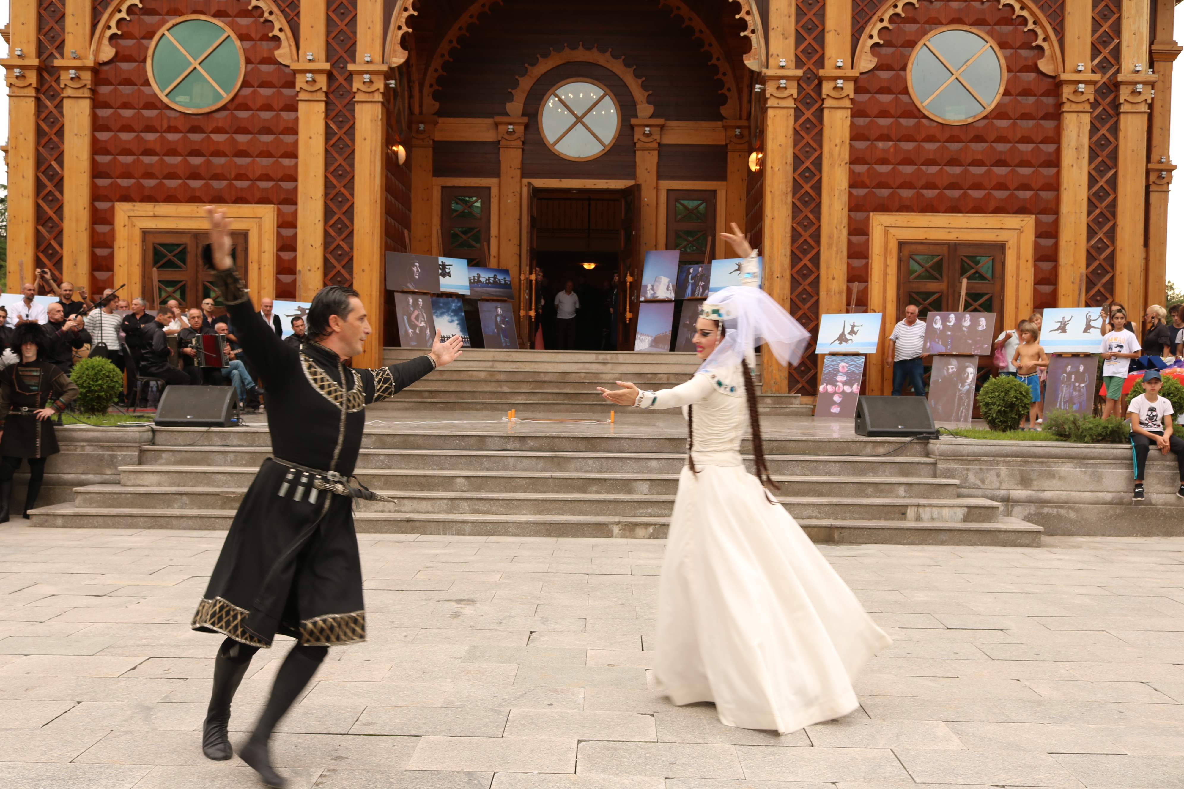 ქორეოგრაფიულ ანსამბლ „ბათუმს“ ვარსკვლავი გაუხსნეს