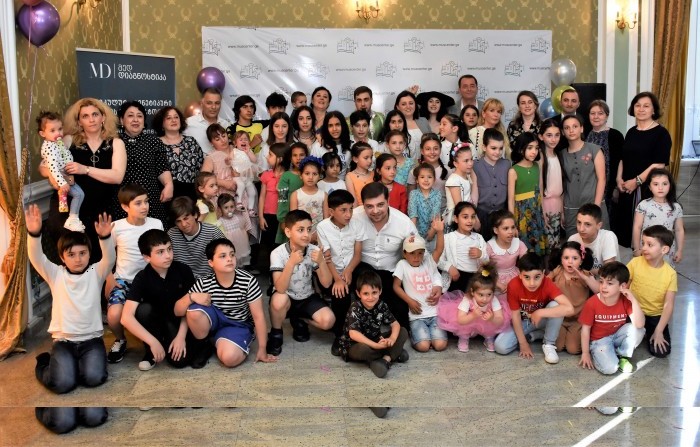 აჭარის უმაღლესი საბჭოს წევრები ბავშვთა დაცვის საერთაშორისო დღისადმი მიძღვნილ საზეიმო ღონისძიებას დაესწრნენ