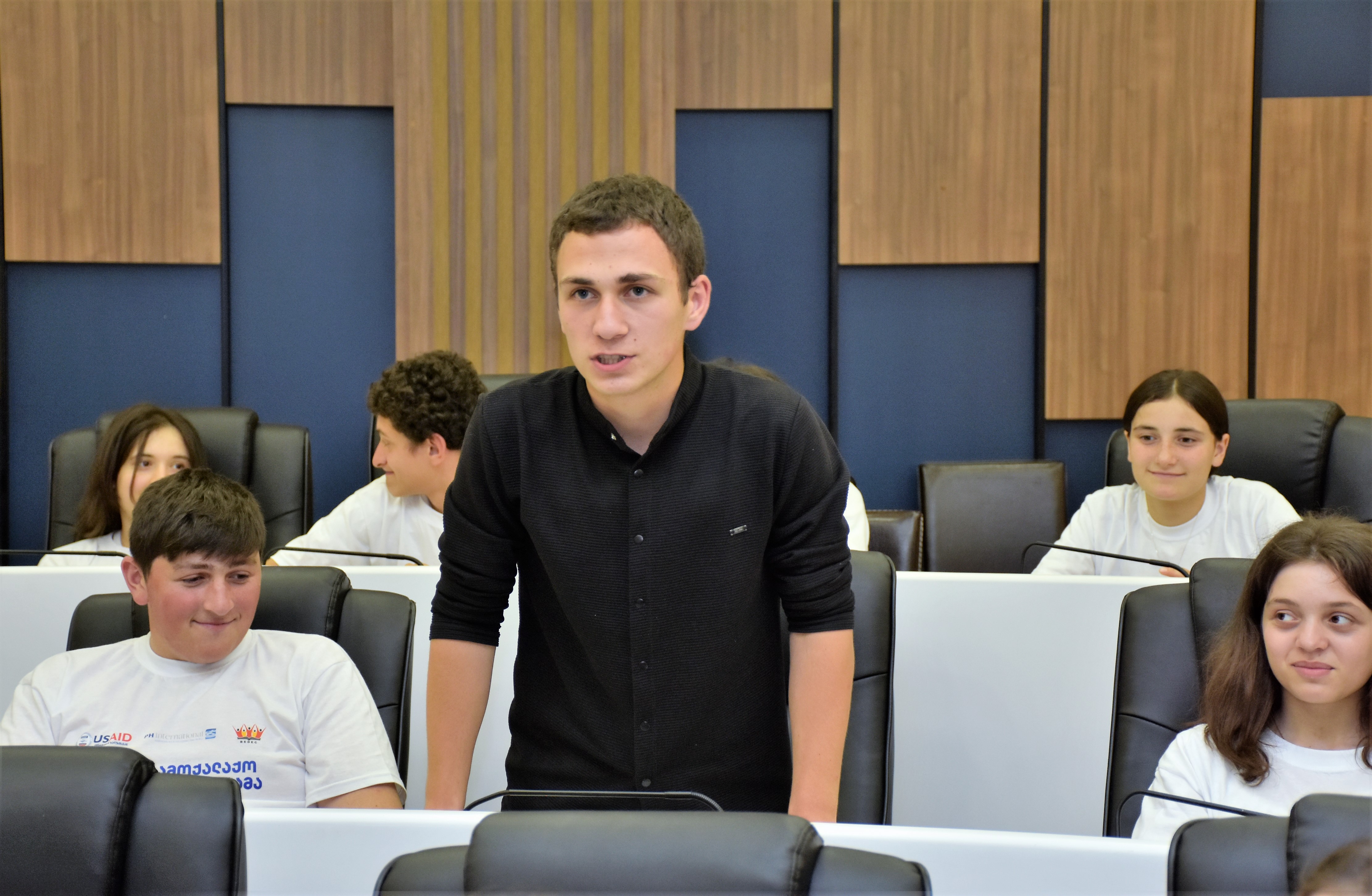 დავით გაბაიძე და ილია ვერძაძე USAID-ის „სამოქალაქო განათლების პროგრამის“ პარტნიორი სკოლების მოსწავლეებს შეხვდნენ