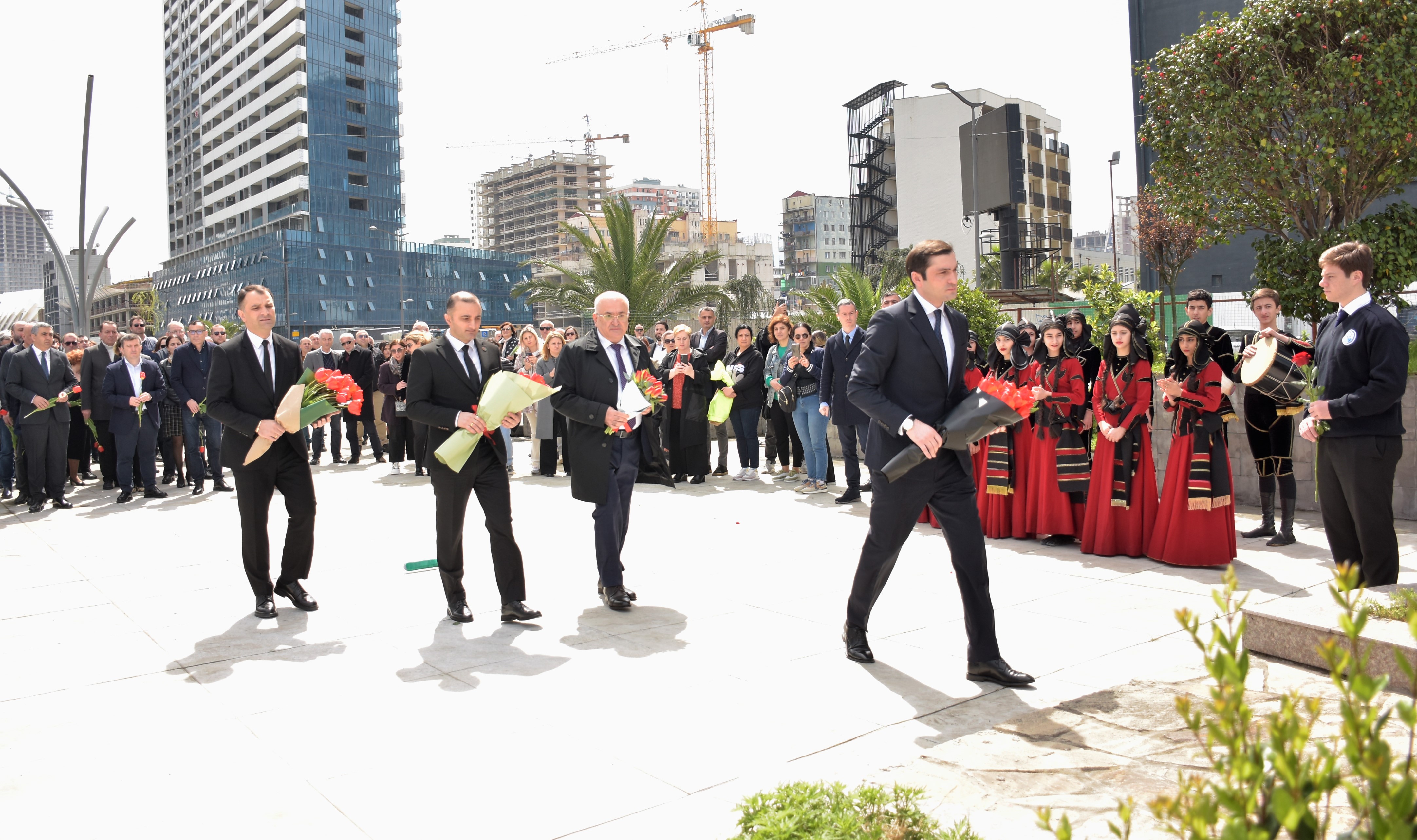  9 აპრილს, ბათუმში, პატივი მიაგეს ქვეყნის თავისუფლებისათვის დაღუპულებს