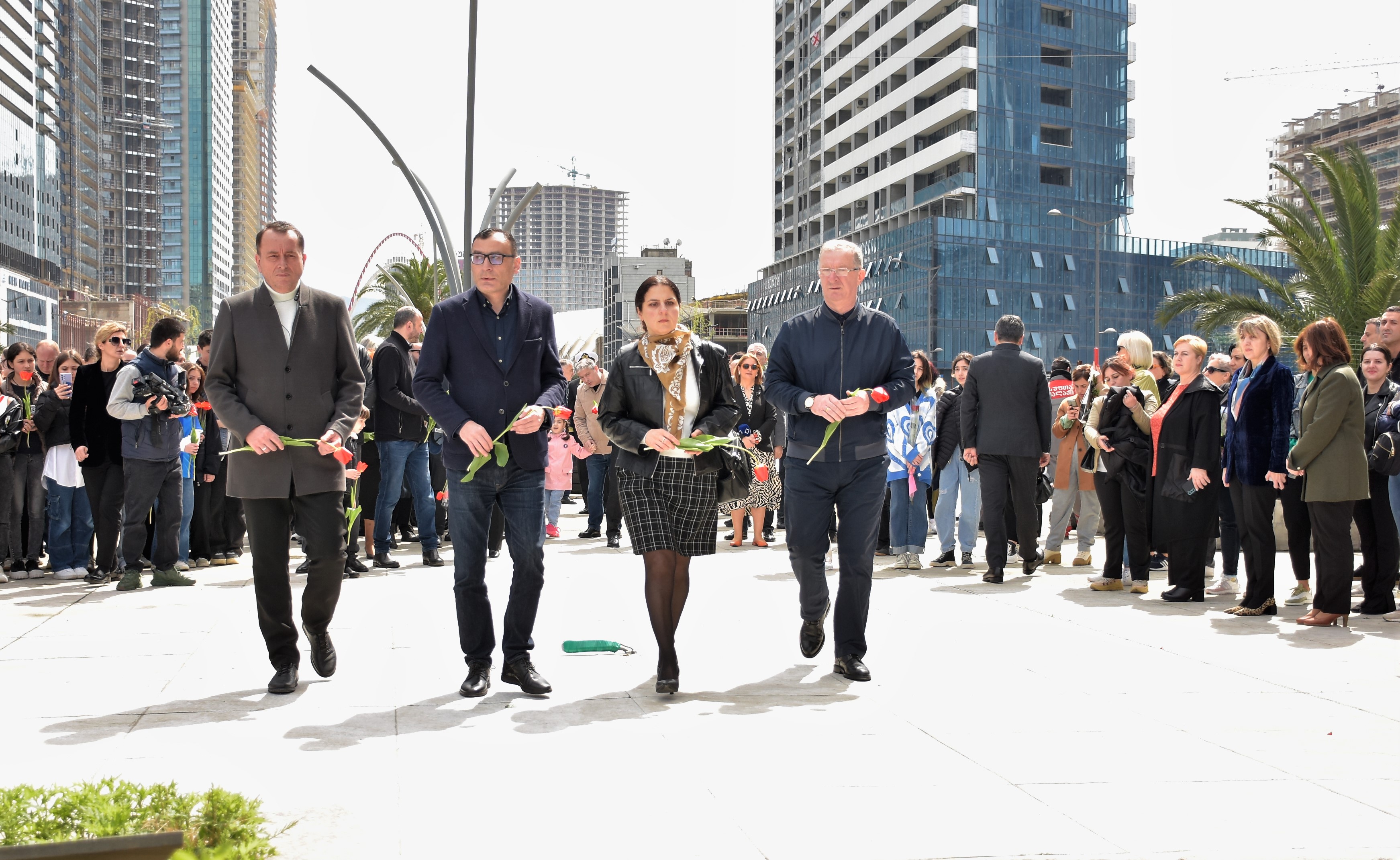  9 აპრილს, ბათუმში, პატივი მიაგეს ქვეყნის თავისუფლებისათვის დაღუპულებს