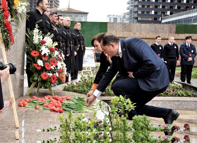 საქართველოს დამოუკიდებლობის აღდგენის დღეს, ქვეყნის თავისუფლებისათვის დაღუპულები გაიხსენეს ბათუმში