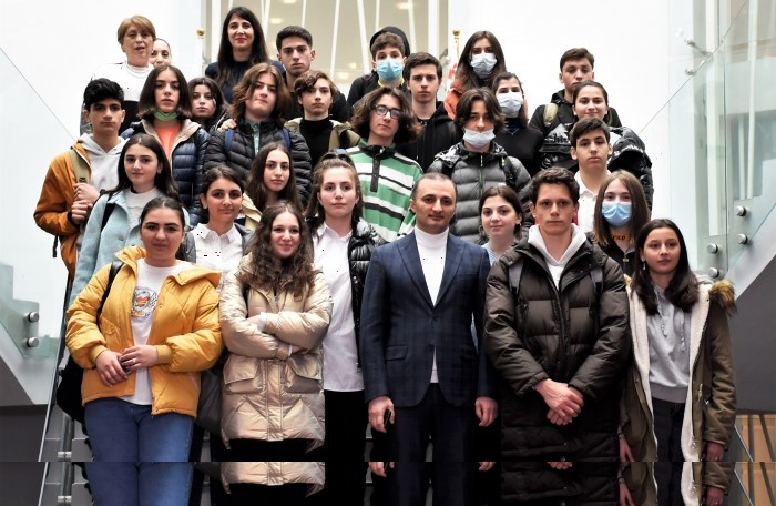 დავით გაბაიძემ chaerte.sca.ge-ს საშუალებით &nbsp;ჩანიშნული პირველი ექსკურსია-შეხვედრის მონაწილეებს უმასპინძლა