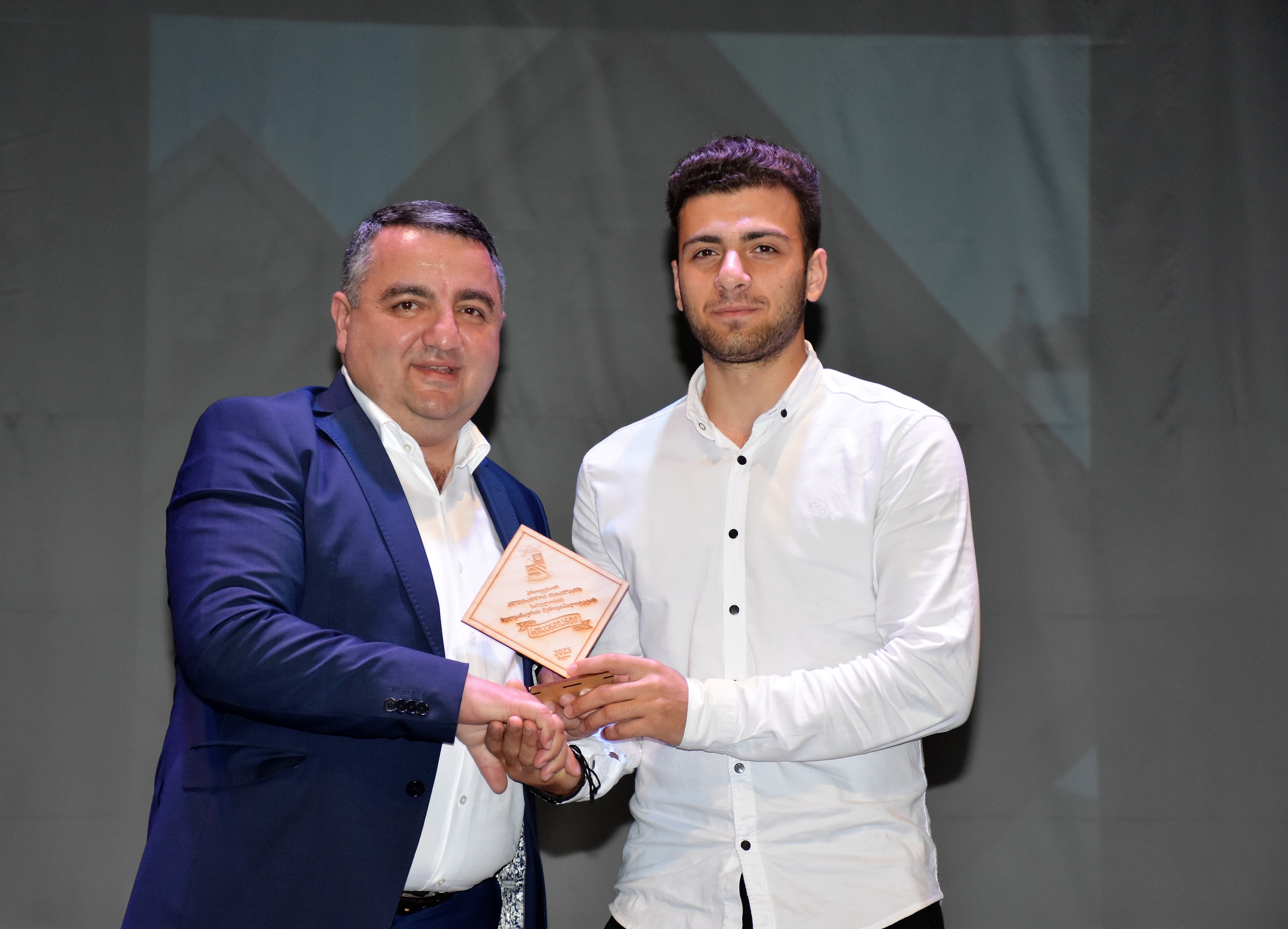 მარინე გვიანიძე და ფრიდონ ფუტკარაძე ხელვაჩაურის მუნიციპალიტეტში წარმატებული მოსწავლეების დაჯილდოების ღონისძიებას დაესწრნენ