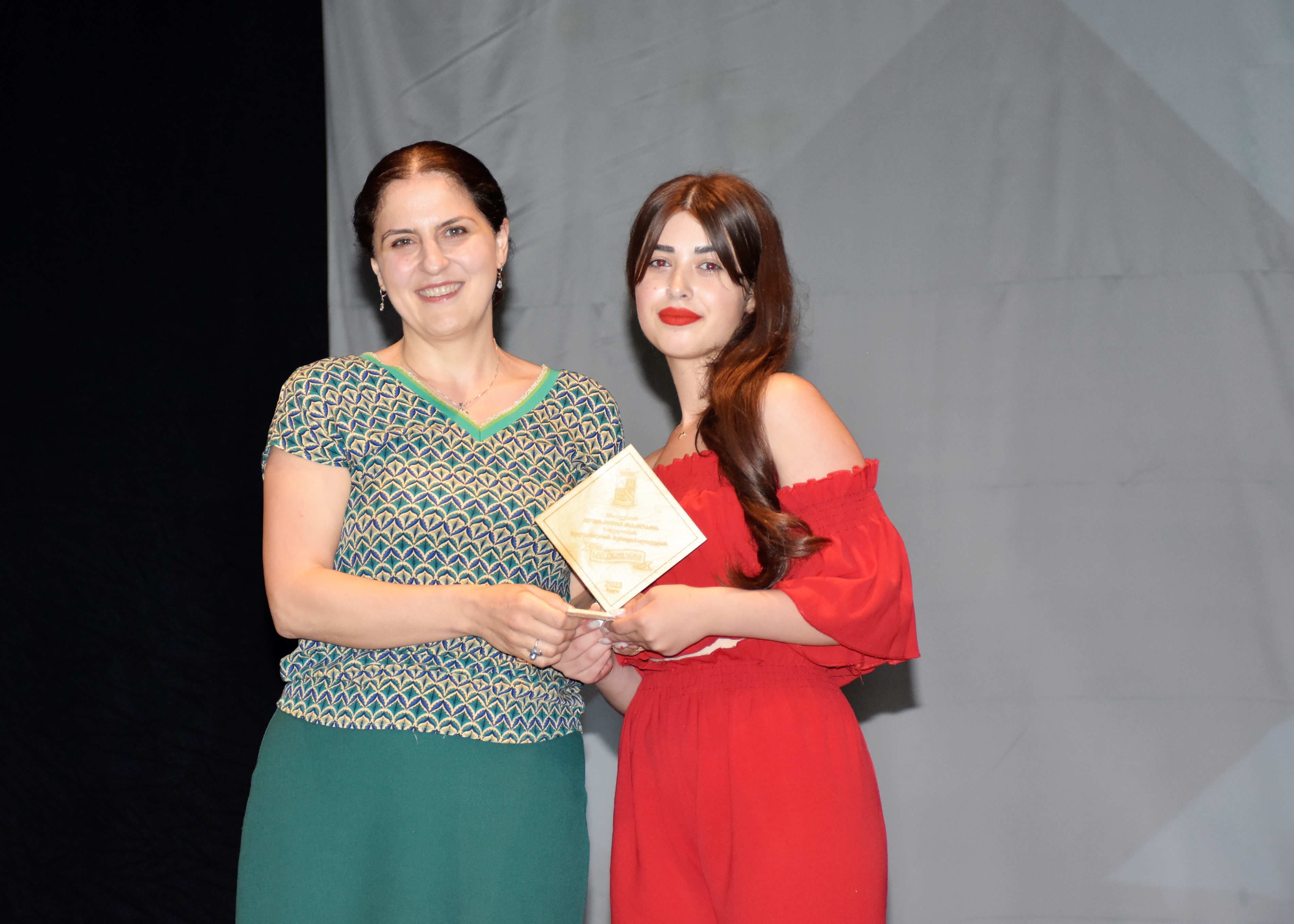 მარინე გვიანიძე და ფრიდონ ფუტკარაძე ხელვაჩაურის მუნიციპალიტეტში წარმატებული მოსწავლეების დაჯილდოების ღონისძიებას დაესწრნენ