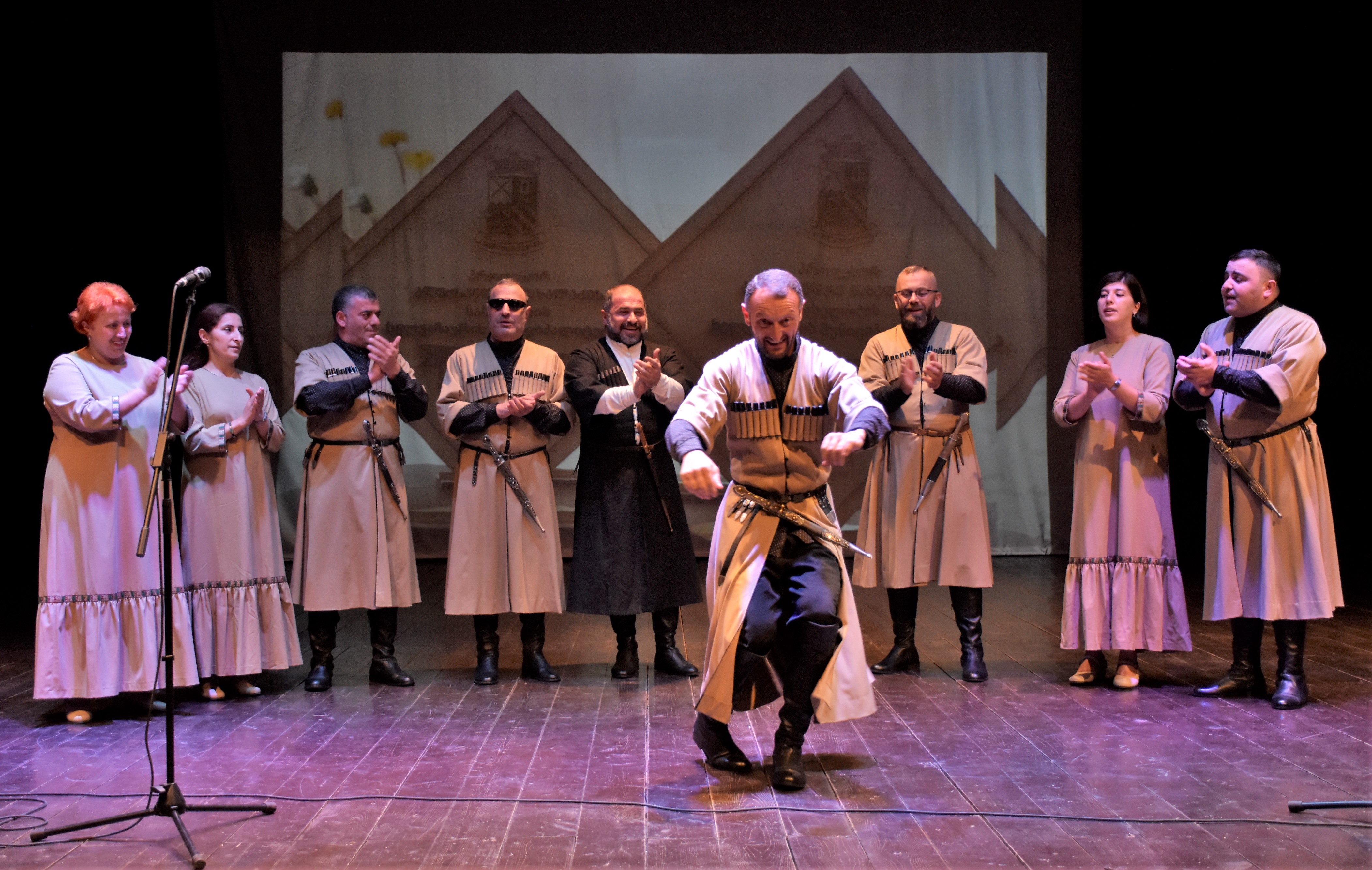 მარინე გვიანიძე და ფრიდონ ფუტკარაძე ხელვაჩაურის მუნიციპალიტეტში წარმატებული მოსწავლეების დაჯილდოების ღონისძიებას დაესწრნენ