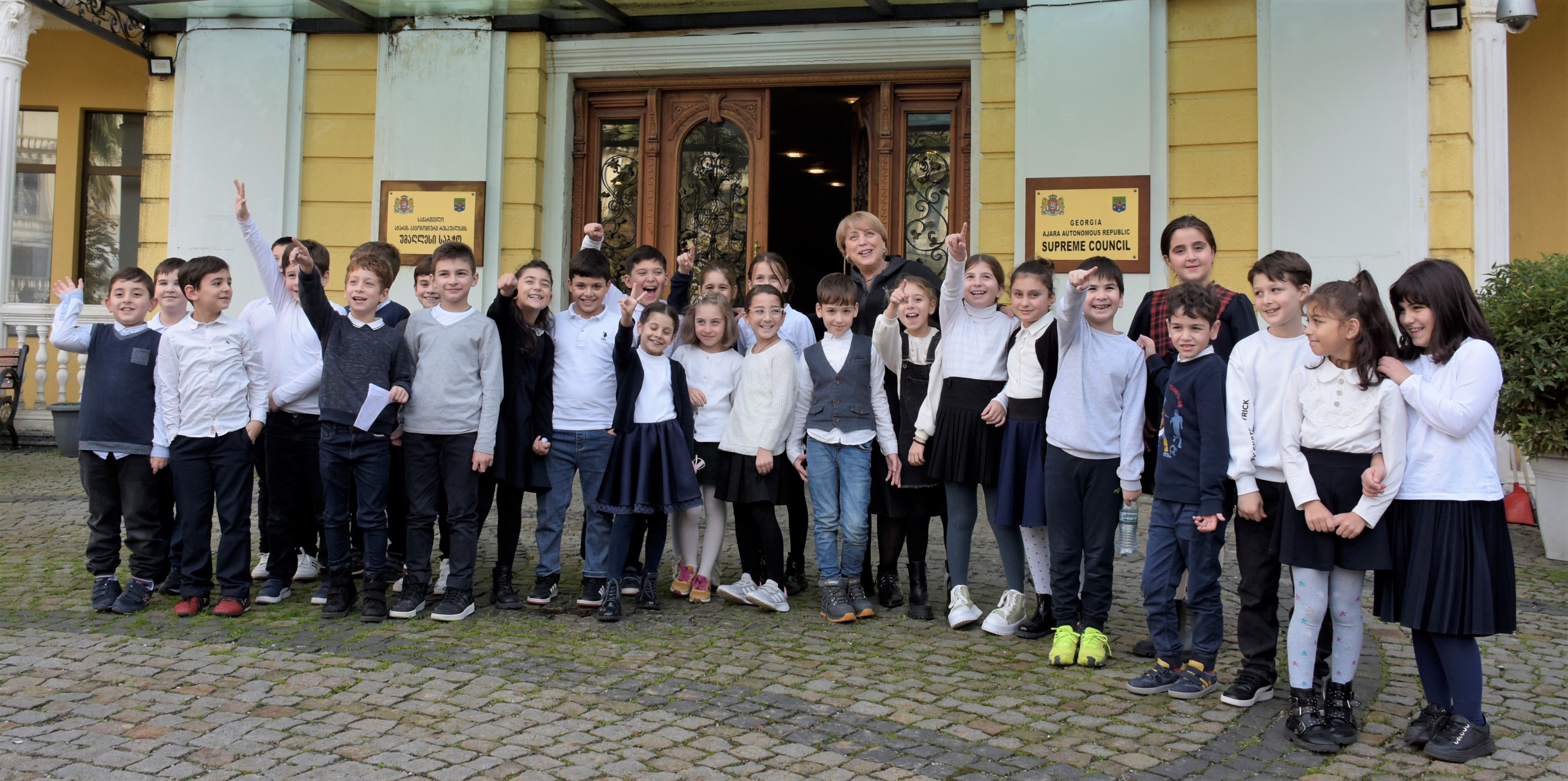 ბათუმის პირველი საჯარო სკოლის მესამე კლასის მოსწავლეები უმაღლეს საბჭოს ესტუმრნენ