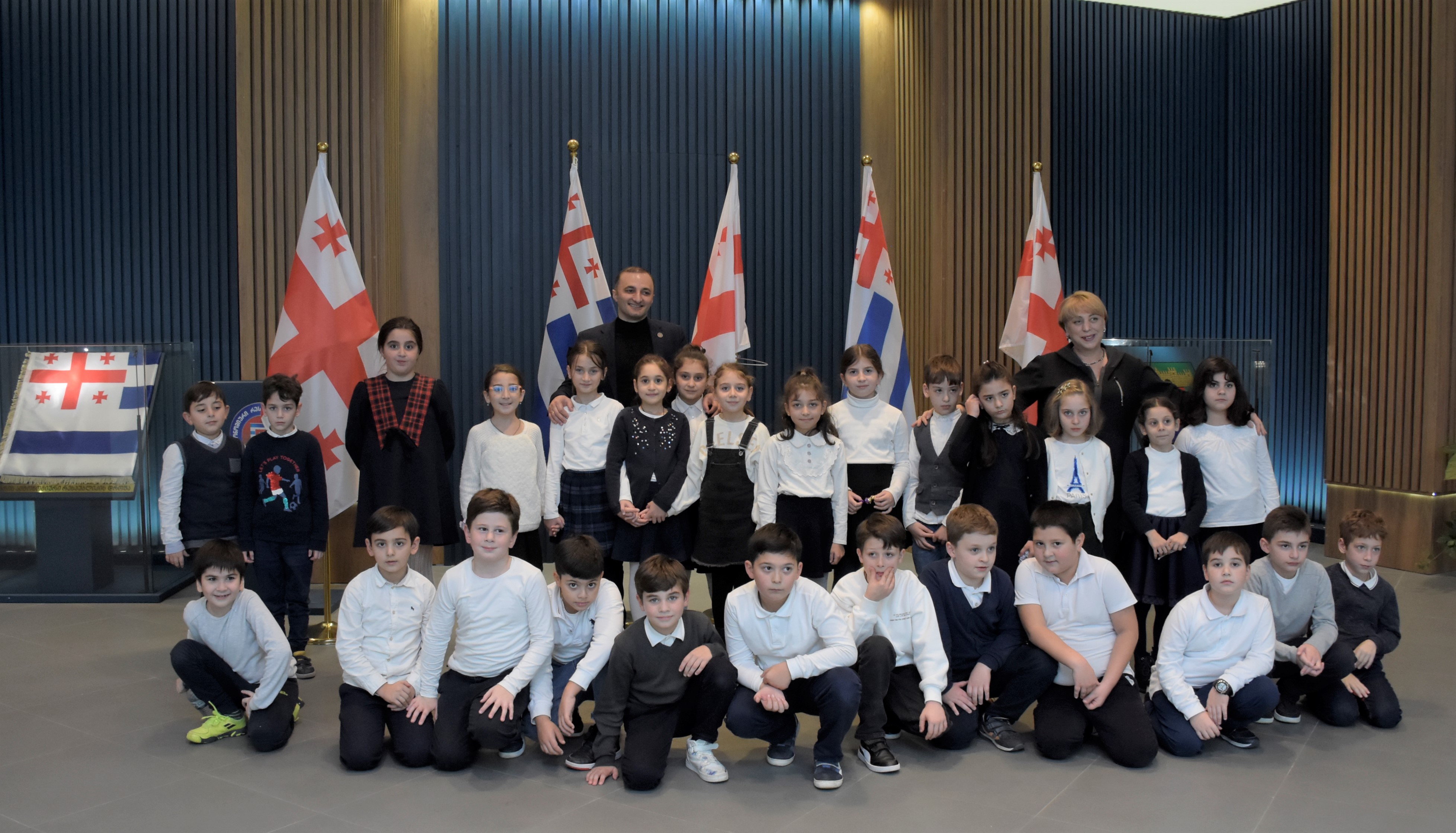 ბათუმის პირველი საჯარო სკოლის მესამე კლასის მოსწავლეები უმაღლეს საბჭოს ესტუმრნენ