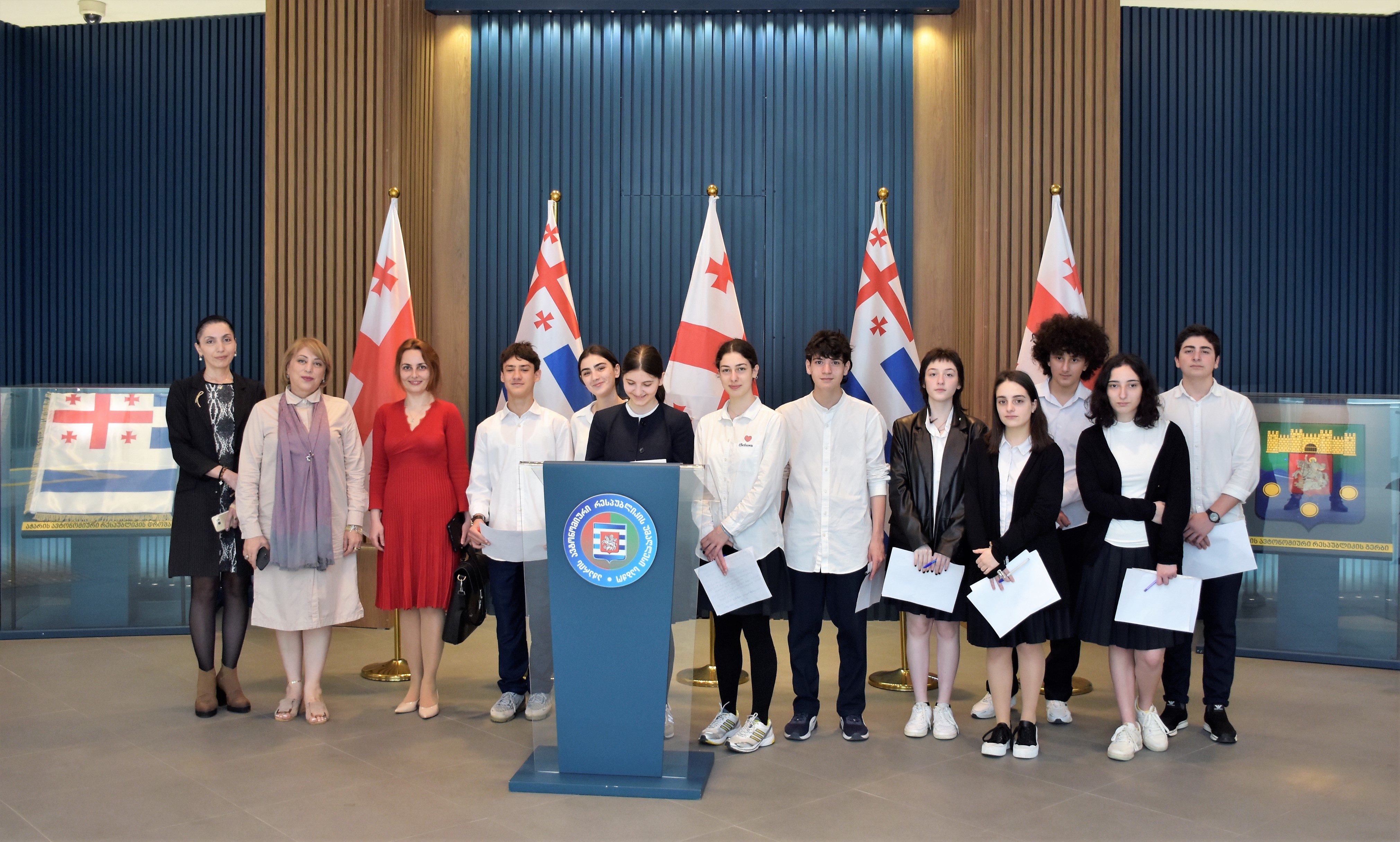 წმინდა ანდრია პირველწოდებულის სახელობის გიმნაზიის მეათეკლასელთა ექსკურსია აჭარის უმაღლეს საბჭოში
