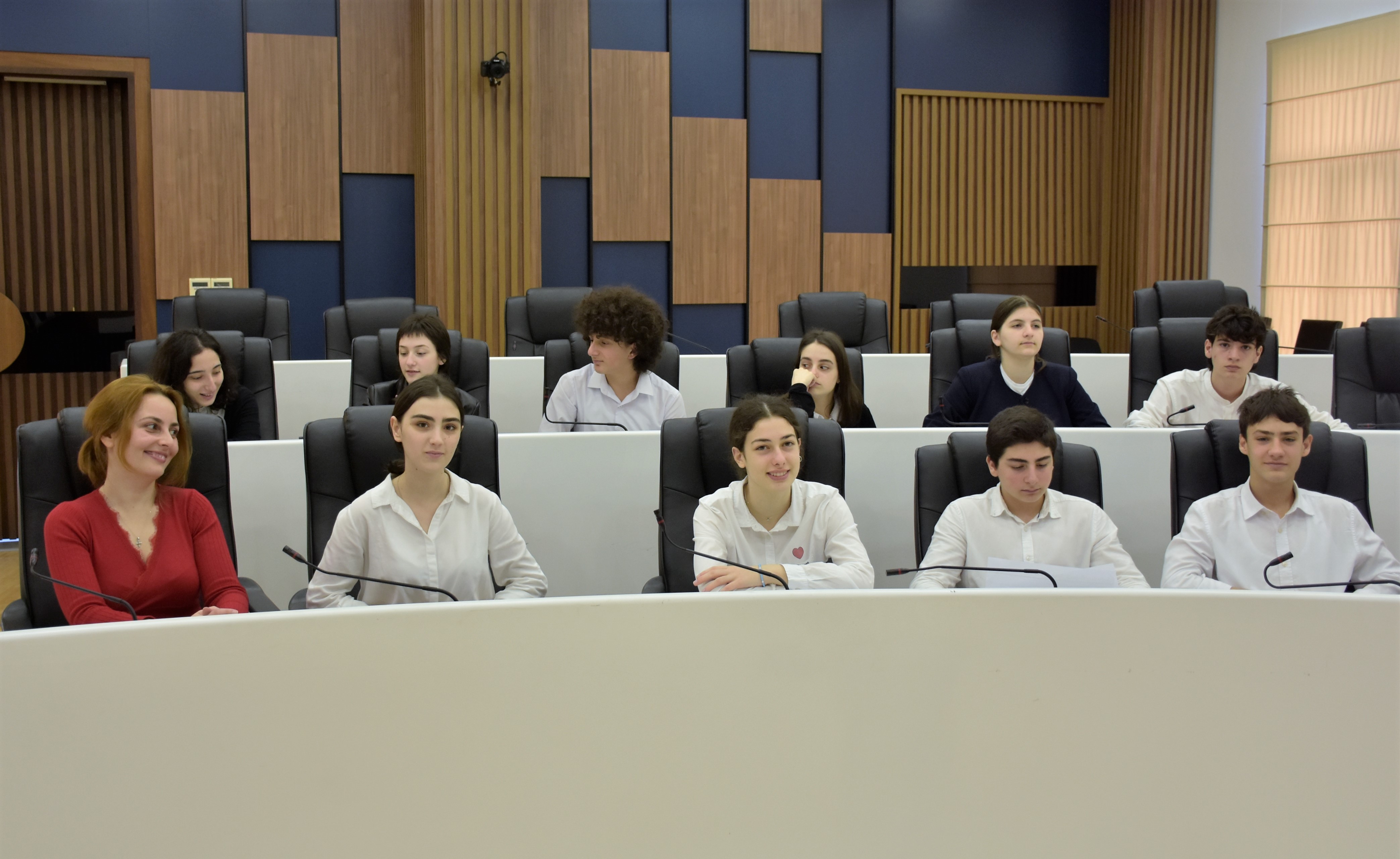 წმინდა ანდრია პირველწოდებულის სახელობის გიმნაზიის მეათეკლასელთა ექსკურსია აჭარის უმაღლეს საბჭოში