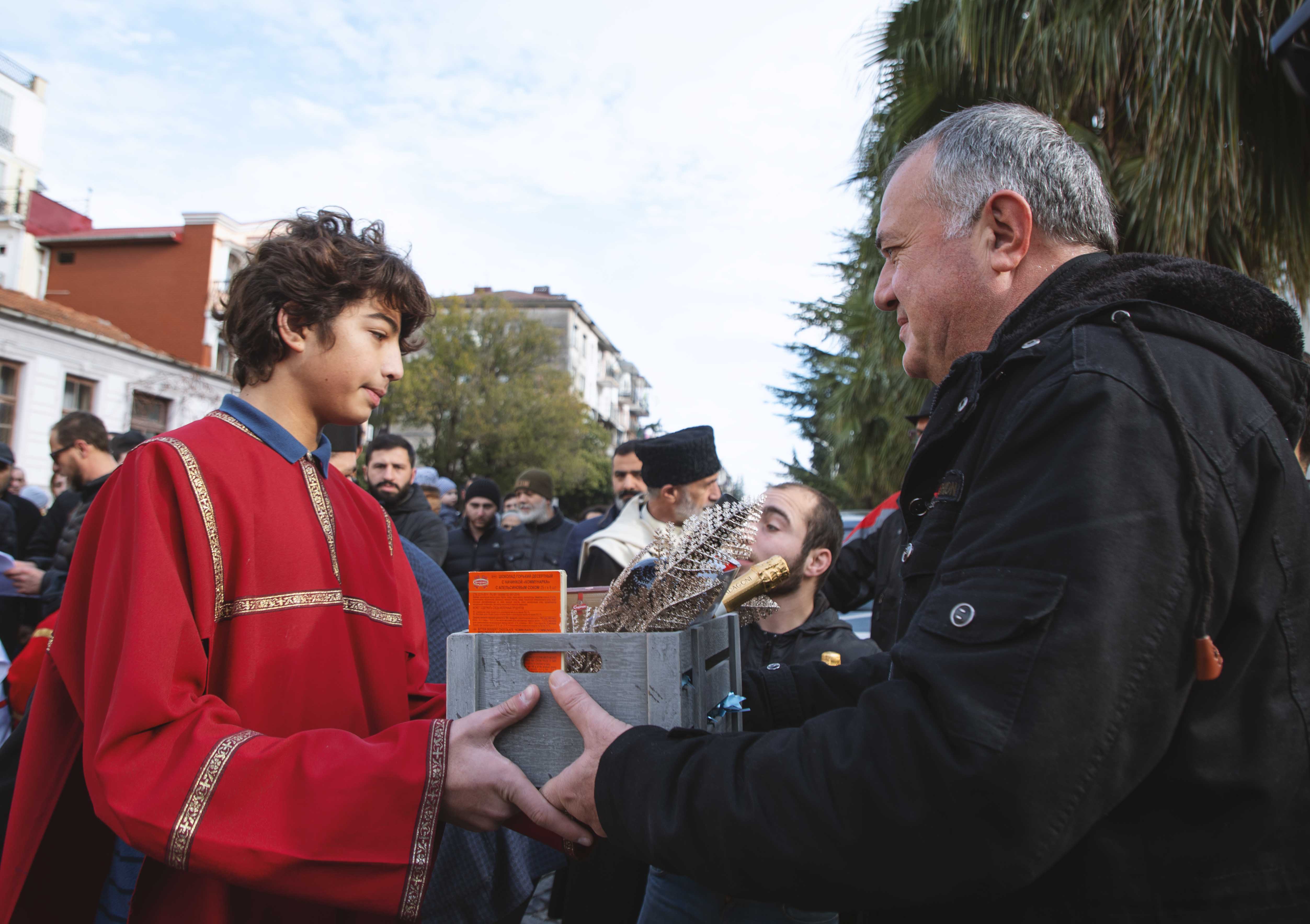 შობის დღესასწაული ბათუმში საზეიმო მსვლელობით გაგრძელდა