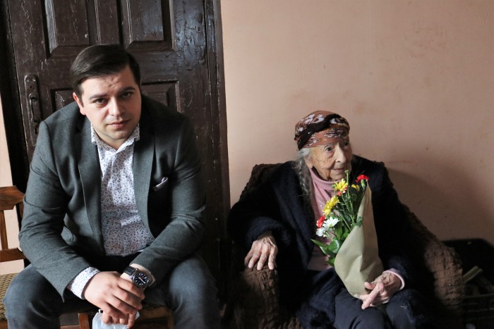 ცოტნე ანანიძემ ქობულეთში მცხოვრებ ქალბატონებს ქალთა დღე მიულოცა